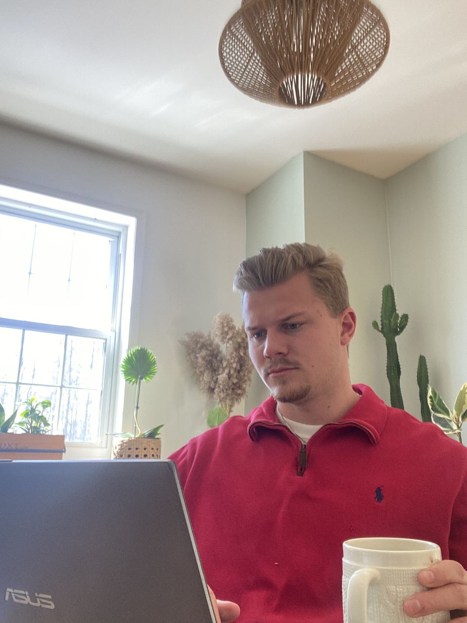 Mathias Pouliot, fondateur de The ALGORITM, à son bureau, une tasse à la main.