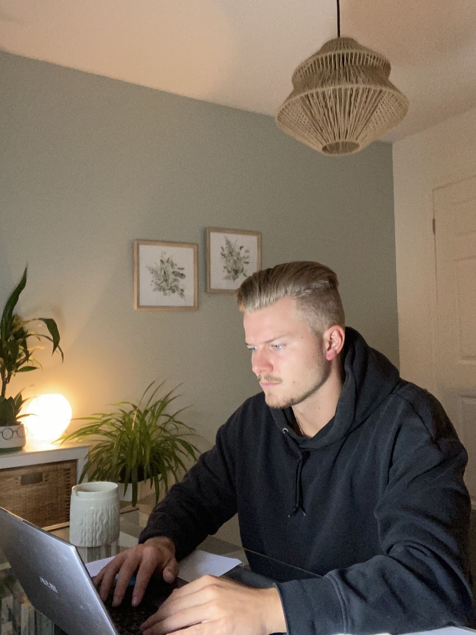 Mathias Pouliot, fondateur de The ALGORITM, au travail à son bureau.